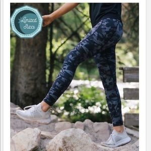 Zyia Black Camo Light n Tight Leggings